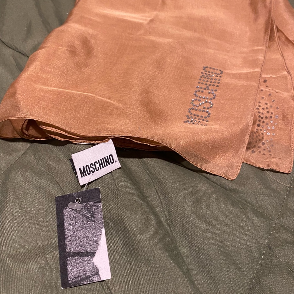 🌺Moschino beautiful silk taupe scarf